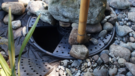 This is how the reservoir is set up; a central cone/support  protrudes about two inches above the perforated plates